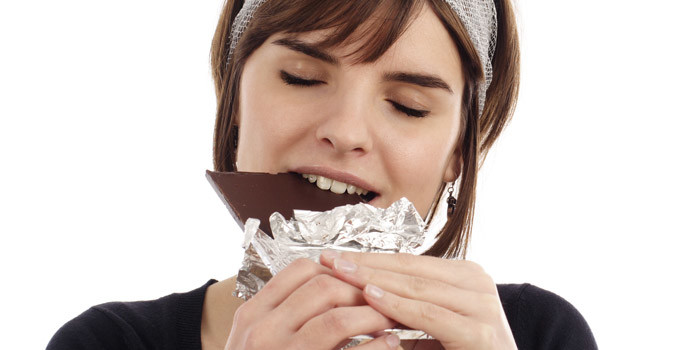Risultati immagini per mangiare cioccolato