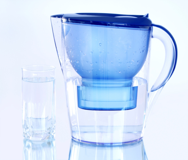 caraffe per filtrare acqua 600x513 Le caraffe filtranti fanno male?