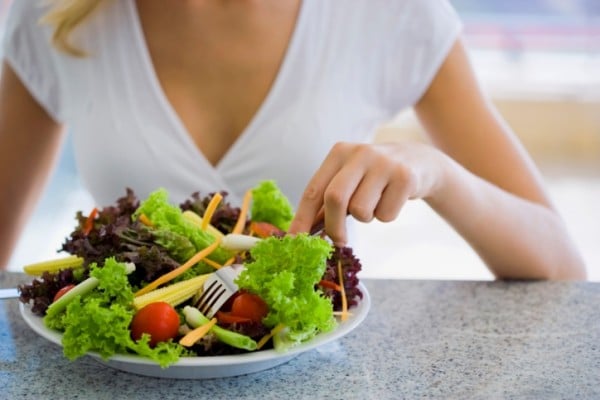 mangiare insalata mangiare insalata 600x400 Il reflusso gastroesofageo cura e prevenzione, anche a tavola