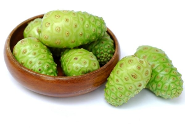 succo di noni frutto succo di noni 600x415 Le proprietà benefiche del Succo di noni