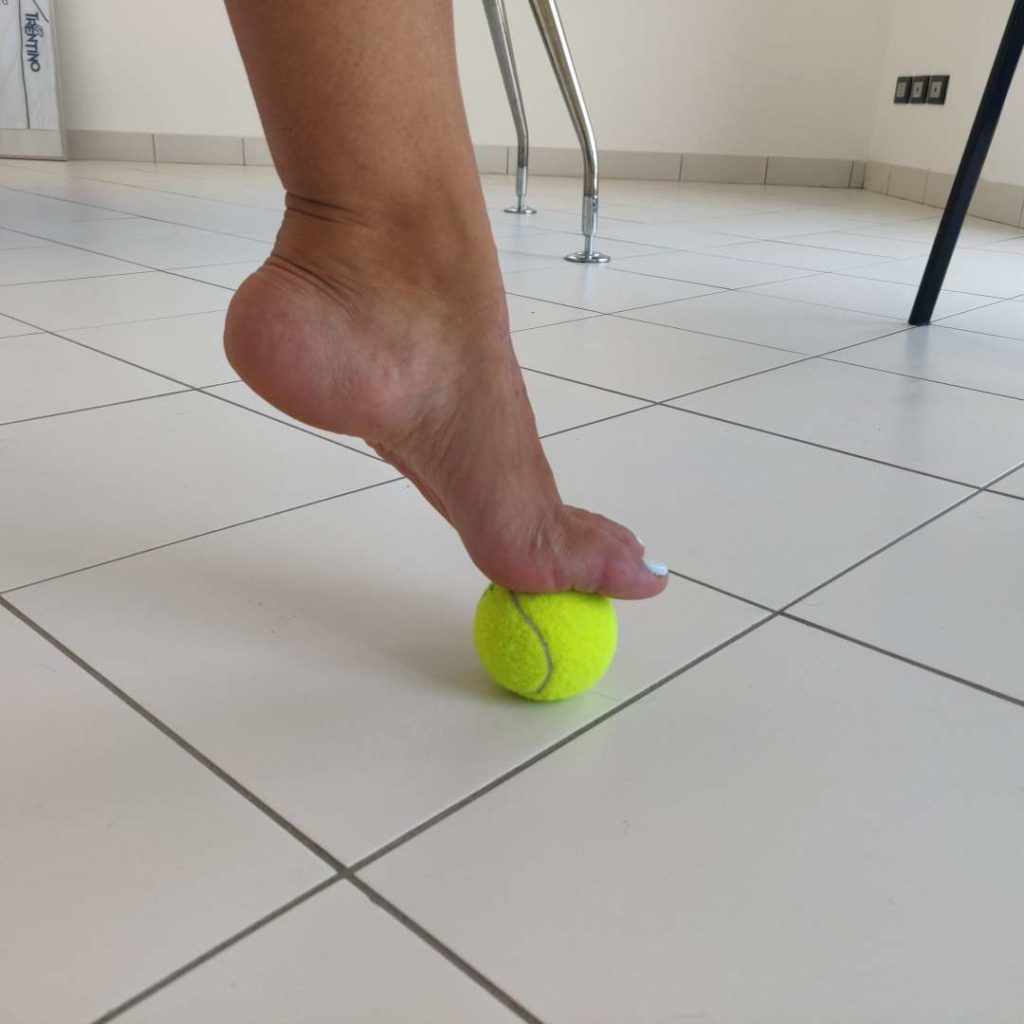 massagem com bola de tênis