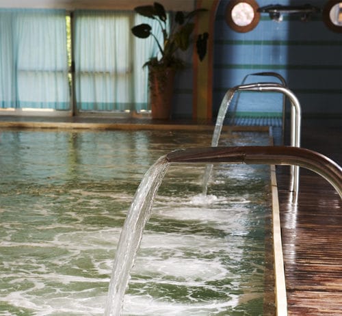 Riccione piscina cascata