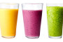 Smoothies verde rosso e giallo con la frutta invernale