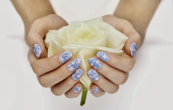 flower manicure floreale