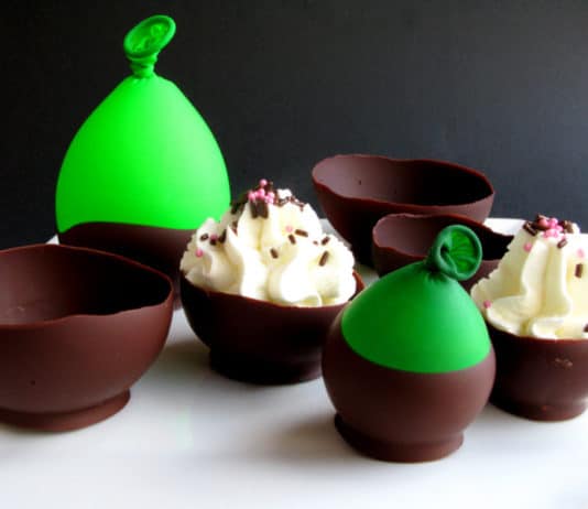 coppa di cioccolata con palloncini