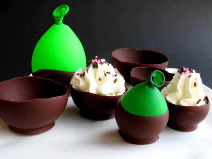 coppa di cioccolata con palloncini
