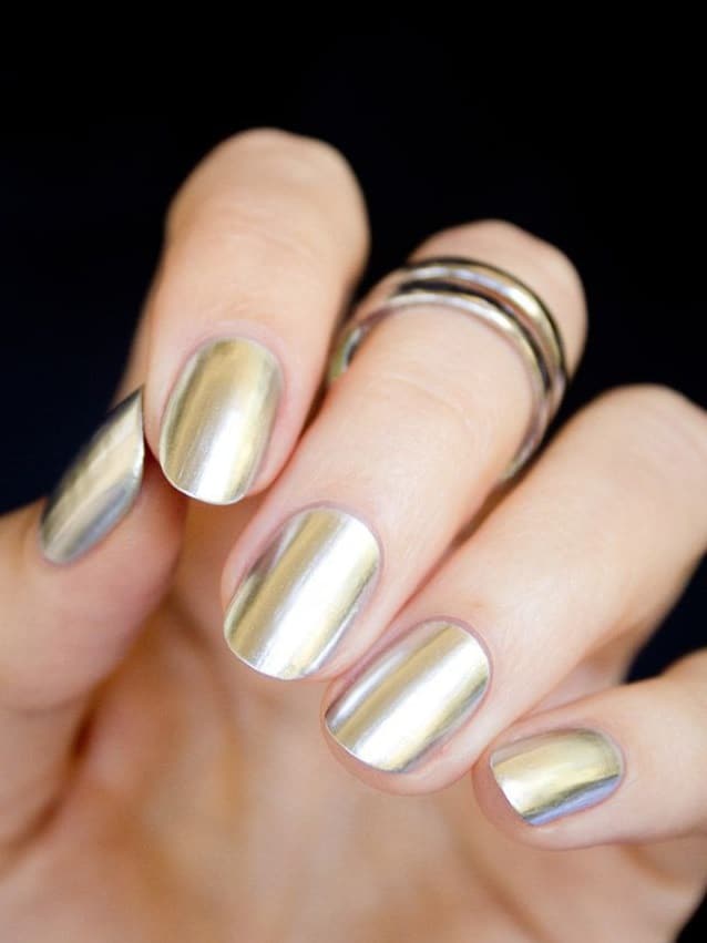 unghie smalto oro