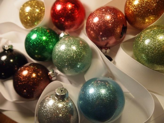 Palla Di Natale Con Foto Fai Da Te.Palline Di Natale Fai Da Te Con I Glitter Vivo Di Benessere