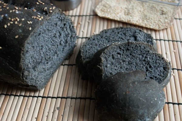 pane nero carbone vegetale attivo
