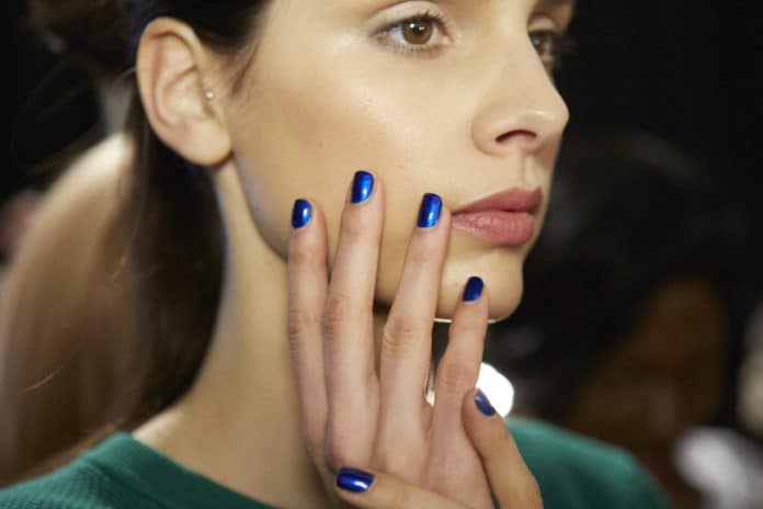 smalto blu tendenza autunno inverno 2015 smalto blu tendenza autunno inverno 2015