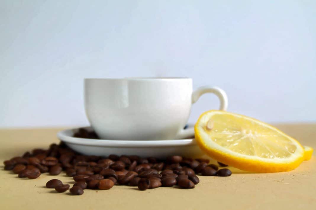 Bere caffè con limone fa davvero passare il mal di testa? Vivo di Benessere
