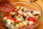 Come preparare una fresca insalata greca
