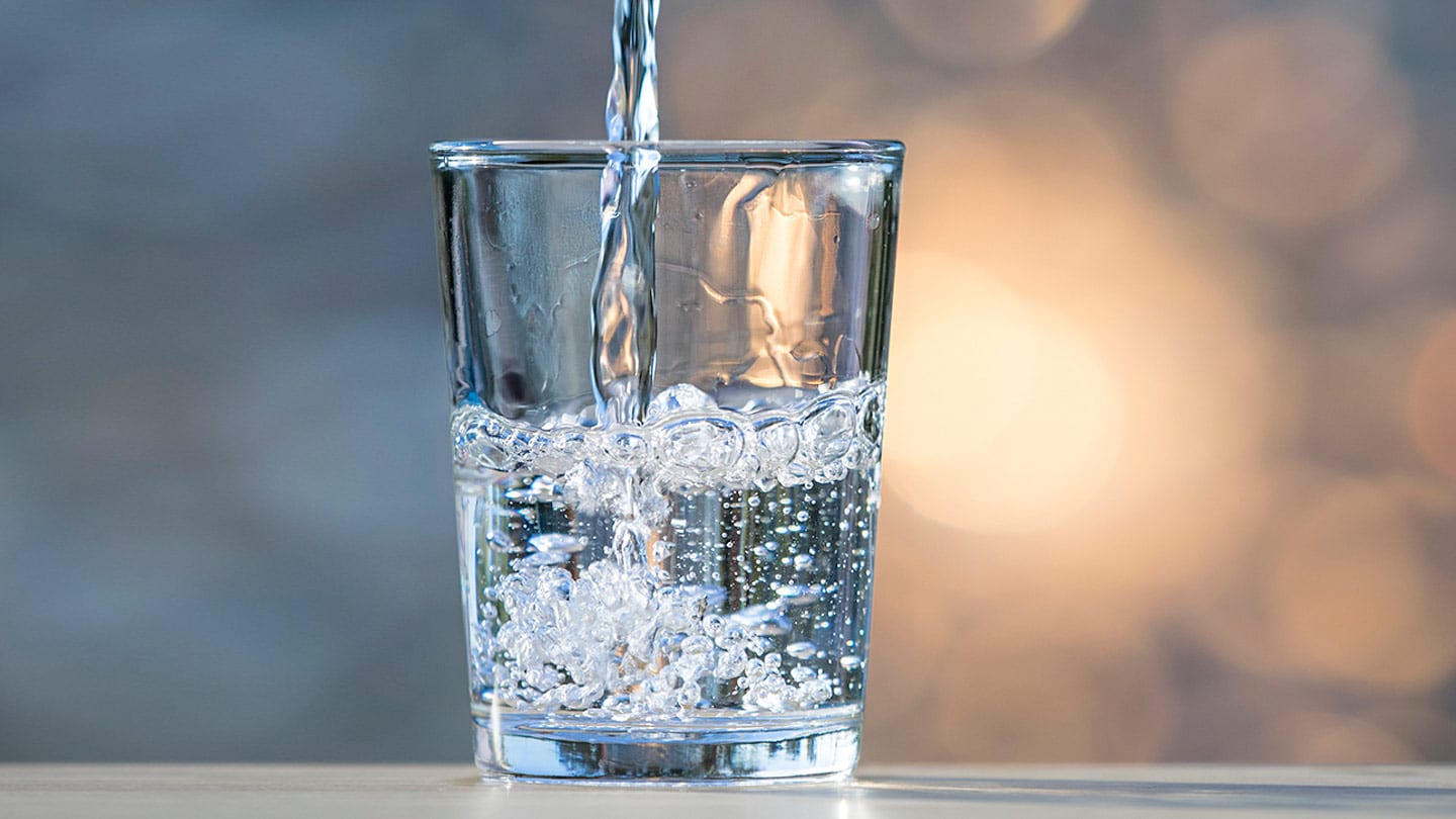 Холодной сырой воды. Теплая вода. Сырая вода. Glass of Water. Тренд clean Water and Hydration.