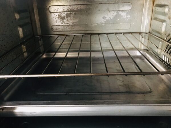 Il trucco per pulire il forno solo con il calore residuo