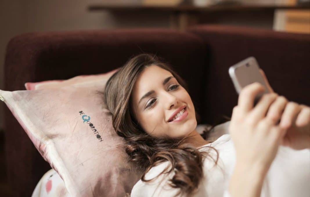smartphone sul comodino