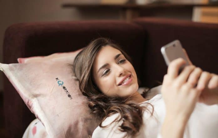 smartphone sul comodino
