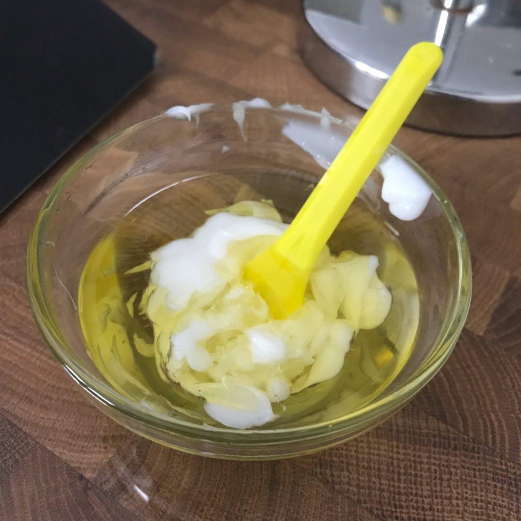 Galleria foto 'Maschera ristrutturante per capelli crespi fai da te con 4 ingredienti' - foto 2