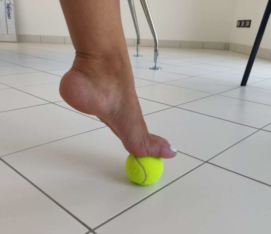 massaggio con pallina da tennis