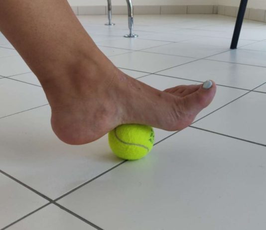 pallina da tennis massaggio piedi