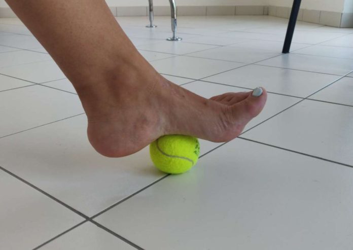 pallina da tennis massaggio piedi