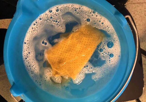 Il detersivo al limone fai da te si fa con il metodo in pochi minuti