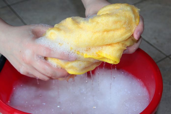 mani-rovinate-da-detersivi-rimedi-naturali-domestiche mani-rovinate-da-detersivi-rimedi-naturali