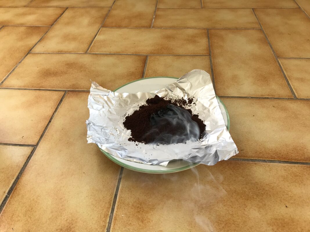 anti-zanzare-caffe-bruciato