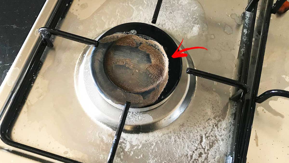 Come togliere l’acqua di cottura bruciata dai fornelli