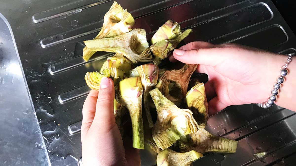 Tutti i trucchetti per pulire le mani annerite dai carciofi!