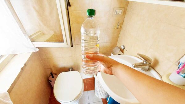 Ne basta una tazza per pulire tutto il bagno e non puzza ma non lo usa quasi nessuno