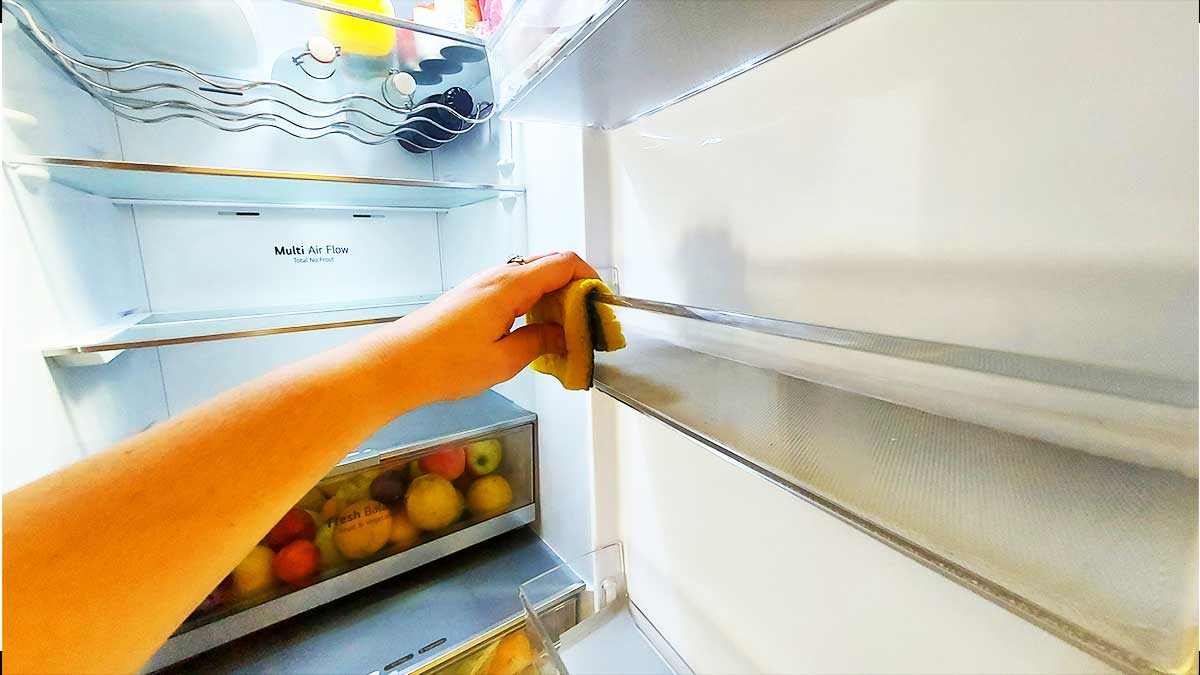 Come pulire correttamente il frigorifero per prevenire laccumulo di polvere