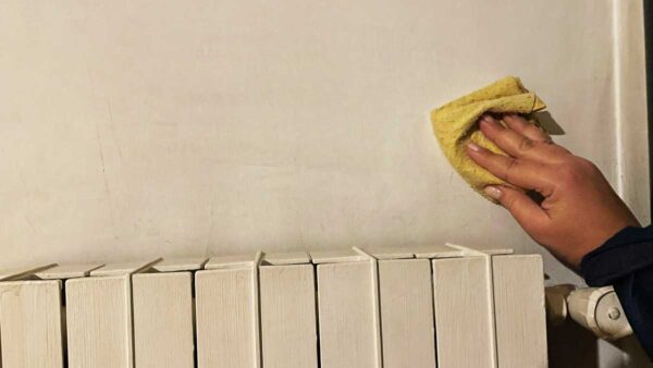 Quando sul muro dietro al termosifone ci sono questi baffi vuol dire che non è stata fatta la pulizia giusta prima di accenderli