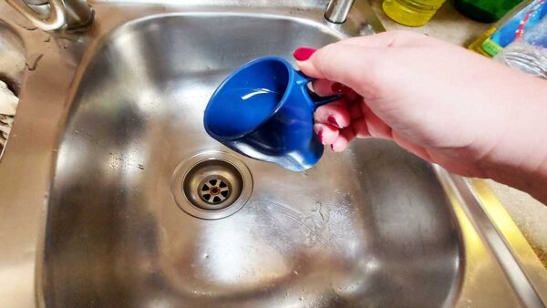 Perché dovresti versare un tappo di collutorio nello scarico del lavandino