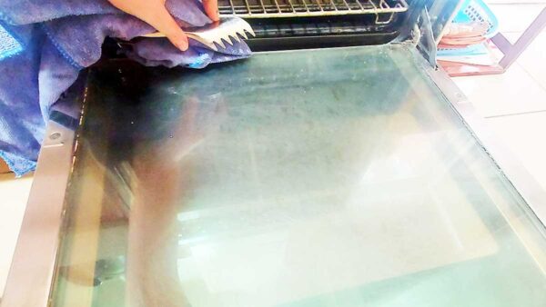 Il vetro del forno ha puntini marroni che non vengono via con una normale passata