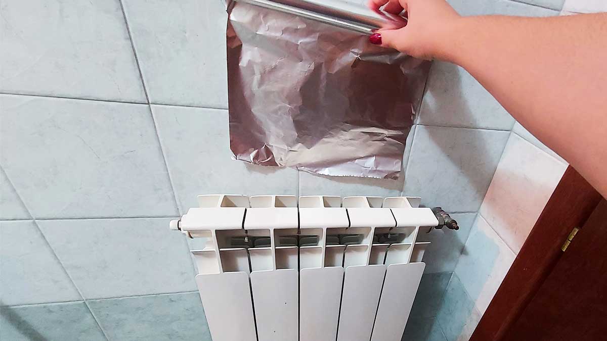 Il Trucchetto della Stagnola per Risparmiare quando Accendi i Termosifoni