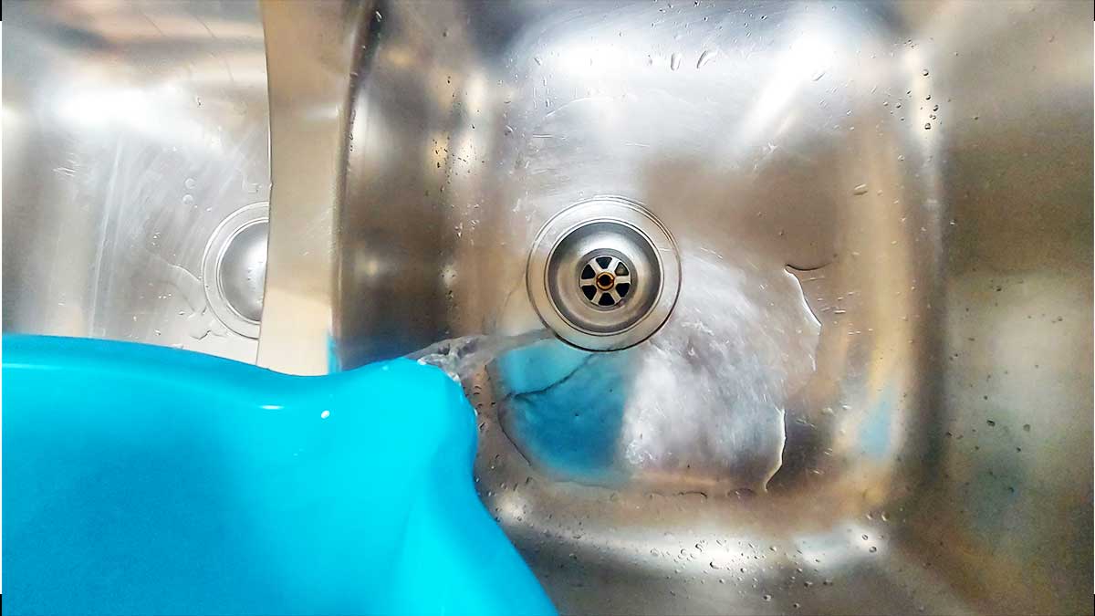 Come risolvere una volta per tutte la Puzza di Fogna che sale dai Tubi della Cucina?