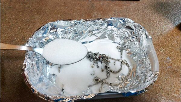 I bracciali d’argento tornano splendenti con la reazione fatta in casa