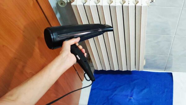 Con il phon una volta a settimana togli la polvere dal termosifone senza spargerla per tutta casa
