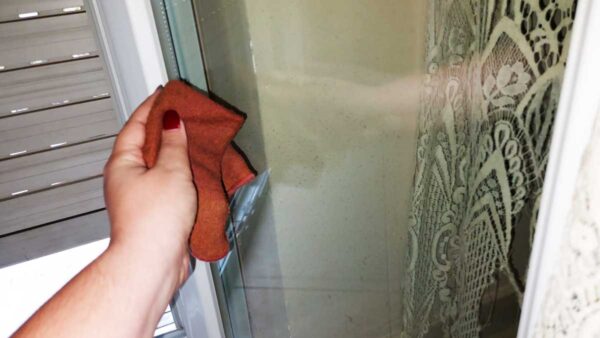 Per pulire i vetri dopo la pioggia questo è il metodo che non lascia aloni