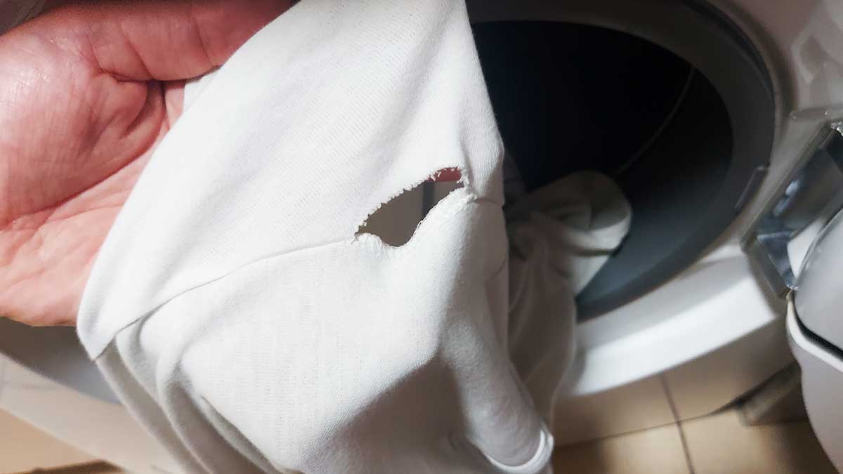 Se trovi i Vestiti bucati dopo il lavaggio, potrebbe essere la Lavatrice! Scopriamo perché