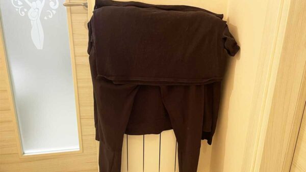 Anche i capi neri possono essere asciugati sui termosifoni ma basta non sbagliare per evitare aloni