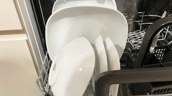 Il trucco dell’aceto di mele nel sapone per piatti che ti svolta la pulizia della cucina