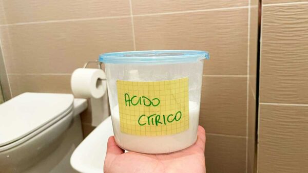 Basta una ciotolina di acido citrico e il bagno sarà di nuovo pulito