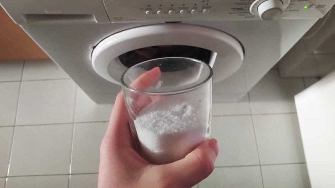 bicarbonato-lavatrice-bicchiere