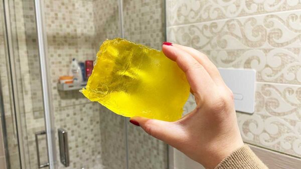 Tutta la doccia torna brillante con solo il sapone giallo della nonna