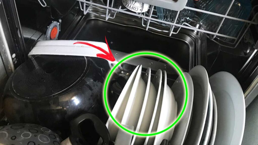 Ecco come fare se i Piatti puzzano di uova o pesce anche dopo la Lavastoviglie!