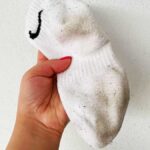 Perché i calzini fanno sempre i “pallini”? Come toglierli e sbiancarli del tutto