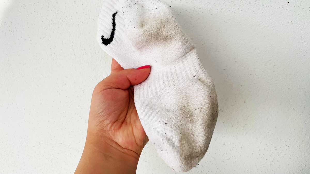 Perché i calzini fanno sempre i “pallini”? Come toglierli e sbiancarli del tutto
