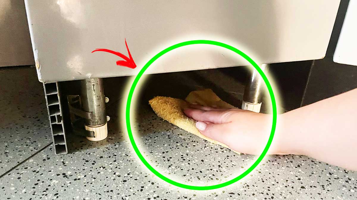 Per pulire da cima a fondo la Cucina non dimenticare di pulire Sotto i Mobili con questo Metodo