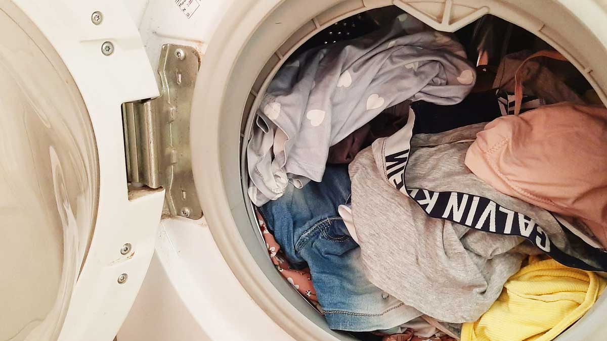 La Puzza di Sudore sui vestiti persiste anche dopo la Lavatrice? Ecco come risolvere!